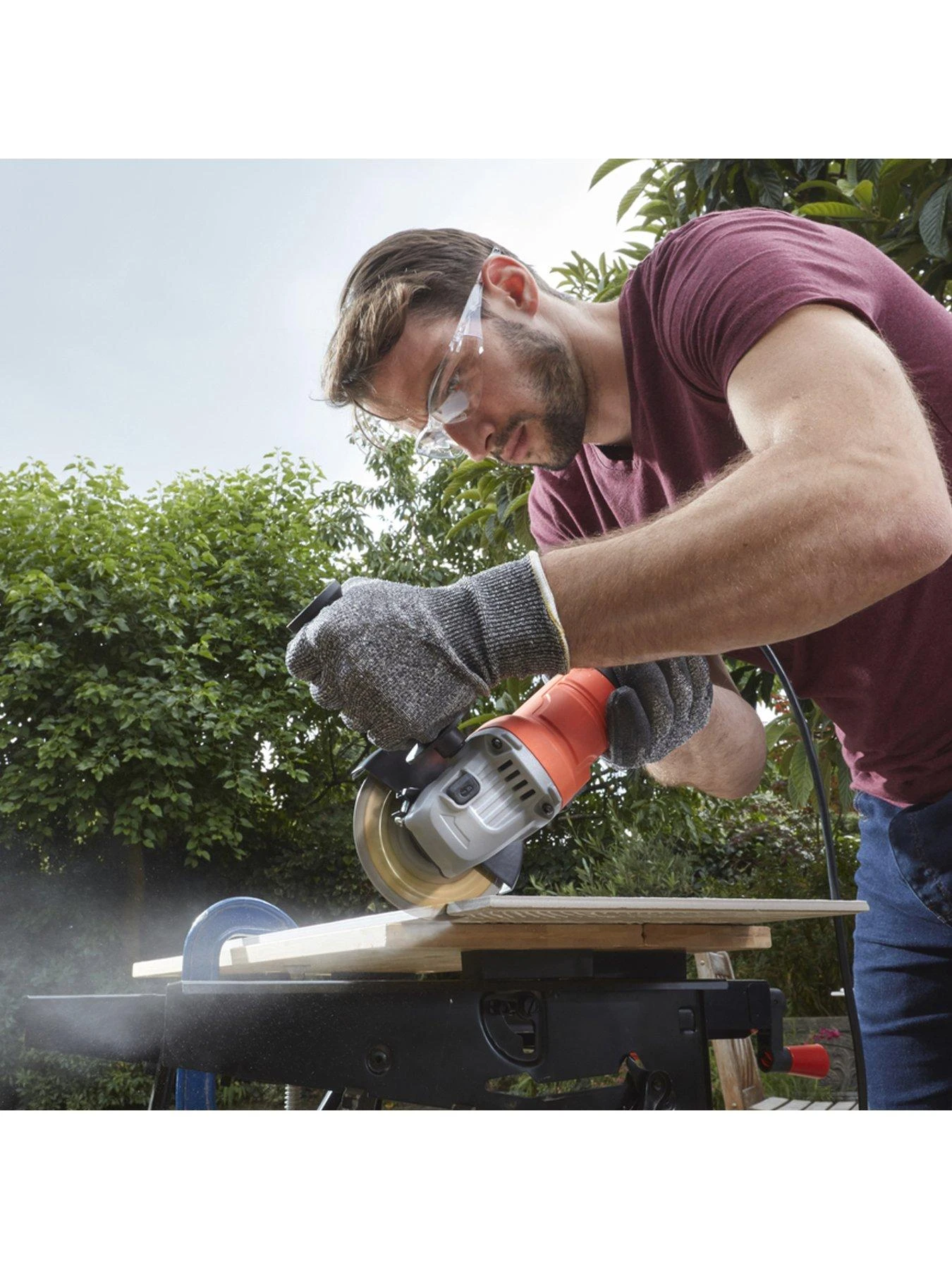 Black & Decker 710W Angle Grinder BEG010A5-GB 5 Black & Decker 710W Angle Grinder BEG010A5-GB - Image 3