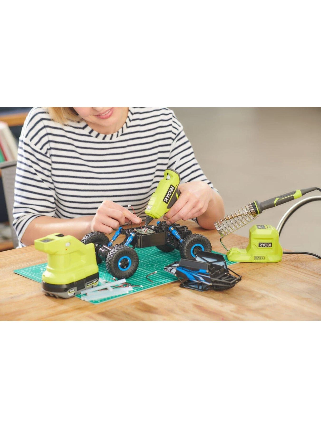 RYOBI RGLM18-0 18V ONE+ Cordless Mini Glue Gun (Bare Tool) 4 RYOBI RGLM18-0 18V ONE+ Cordless Mini Glue Gun (Bare Tool) - Image 2